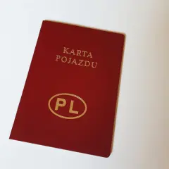 Czerwona karta pojazdu z napisem "KARTA POJAZDU" i symbolem "PL".