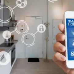 Smartfon steruje inteligentnym domem, pokazując ikony urządzeń. To właśnie dzięki technologii takiej jak zigbee co to jest, możemy zarządzać domem zdalnie.