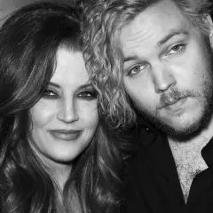 Lisa Marie Presley z mężem, w czarno-białym kadrze.