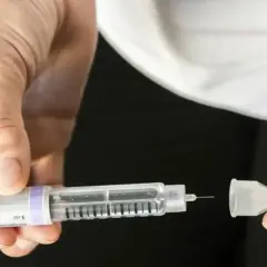 Dłoń przygotowuje pen do podania insuliny, kluczowy element w leczeniu cukrzycy typu 2.