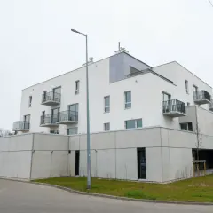 Nowoczesny budynek mieszkalny, który może być odpowiedzią na pytanie, kiedy ruszy wykup mieszkań komunalnych w Warszawie.