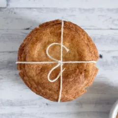 Un paquete de galletas con azúcar y canela, atadas con hilo rústico, listas para compartir.