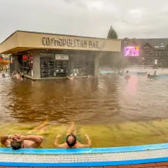 Relaks w termach Słowacja blisko granicy. Ludzie kąpią się w ciepłej wodzie przy barze "Cosmopolitan".