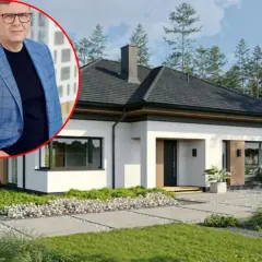 Mężczyzna w garniturze obok nowoczesnego domu. Szacowany koszt budowy domu 220m2.