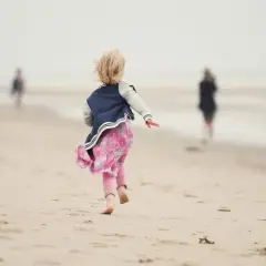 Jak biura podróży liczą wiek dziecka i jakie to ma konsekwencje