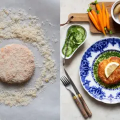 En panerad fiskfärs som liknar en skogsöronsvamp, redo att stekas, bredvid en färdigrätt med citron och dill.