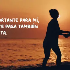 Siluetas de dos amigas tomadas de la mano al atardecer, con la frase "Eres importante para mí, y lo que te pasa también me importa", ideal para frases para amigas especiales.