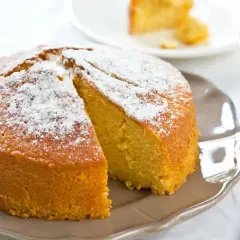 Una deliziosa torta senza glutine, spolverata di zucchero a velo, pronta per essere gustata con un caffè.