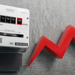 Licznik energii elektrycznej i czerwona strzałka w górę symbolizują wzrost cen prądu.