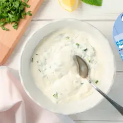 Deliciosa salsa de yogur natural con hierbas frescas, lista para acompañar tus platos.