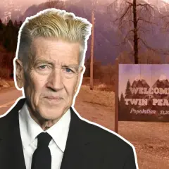 David Lynch, twórca kultowych filmów, stoi obok znaku "Welcome to Twin Peaks".