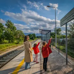 Jak szybko i wygodnie dojechać z Jeleniej Góry do Karpacza – najlepsze trasy i porady