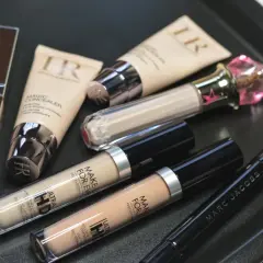 Korektor pod oczy ranking: kolekcja kosmetyków do makijażu, w tym Givenchy, Make Up For Ever i Marc Jacobs, gotowa do ukrycia cieni.