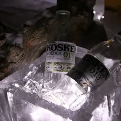 Dwie butelki wódki Koskenkorva w lodowym wiaderku, ozdobione lampkami.