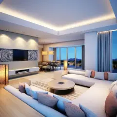 Elegante soggiorno con soffitto a cassettone in cartongesso, illuminazione indiretta e vista panoramica. La struttura cartongesso valorizza l'ambiente.
