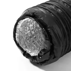 Ett flexibelt ventilationsrör 150mm med svart ytterhölje och silverfärgad insida.