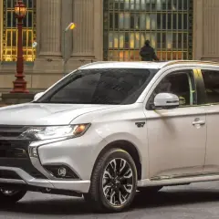Biały Mitsubishi Outlander PHEV, idealny do miasta, zbiera pozytywne mitsubishi outlander opinie. Elegancki wygląd i ekologiczny napęd.