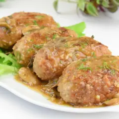 Pyszne kotlety mielone z pieczarkami w sosie, idealne na obiad.