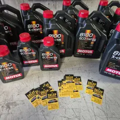 Butelki oleju silnikowego Motul 8100 X-cess i X-clean, karty z logo sklepu.