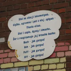 Julian Tuwim Lokomotywa tekst do druku. Wiersz o parowej lokomotywie, która stoi na stacji i sapie.