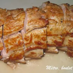 Filet mignon de porc tranché, doré et juteux, prêt pour une délicieuse recette en sauce. Parfait pour un repas savoureux.