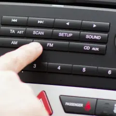 Jak podłączyć transmiter FM w samochodzie i uniknąć zakłóceń