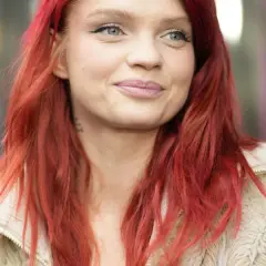 Portret Margaret z rudymi włosami i w kremowym futrzanym płaszczu.
