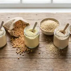 Tarros con polvos de proteína de guisante y otros ingredientes naturales. Descubre los proteína de guisante beneficios para tu salud.