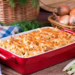 Prosta zapiekanka makaronowa z kurczakiem i warzywami w sosie śmietanowym