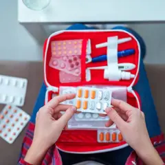Leki w bagażu podręcznym czy rejestrowanym: uniknij problemów w podróży