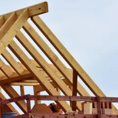 Jak zrobić dach dwuspadowy: krok po kroku, materiały i zalety konstrukcji
