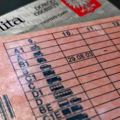 Czy musisz mieć prawo jazdy, aby ciągnąć przyczepę kempingową?