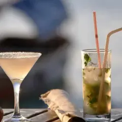 Kto robi drinki? Poznaj rolę barmana i jego tajniki przygotowania