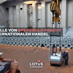 Schiffsladung mit Stahlrollen, die als Breakbulk-Fracht transportiert werden. Ein Kran hebt eine Rolle, während Arbeiter sie sichern.