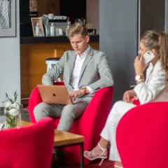Jakie buty do hotelu? Przewodnik po etykiecie i komforcie