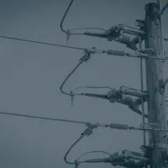 Słupy energetyczne i linie wysokiego napięcia. Przygotuj się na blackout, mając zapasy i plan działania.