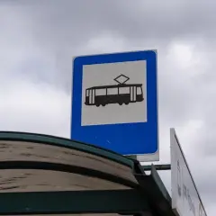 Znak tramwajowy nad wiatą przystankową. Tu kupisz mpk łódź bilety.