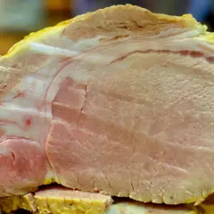 Soczysty schab po upieczeniu, idealna temperatura parzenia schabu zapewnia delikatność.