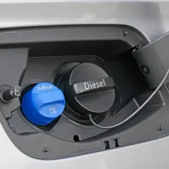 Tapa azul de AdBlue junto a la de Diesel. El AdBlue es un líquido que reduce emisiones en coches diésel.