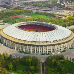 Stadion Łużniki w Moskwie, gdzie grają moskiewskie kluby piłkarskie, otoczony zielenią i drogami.