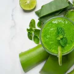 Zielony koktajl z aloesu, limonki i mięty. Odkryj sok z aloesu właściwości i poczuj orzeźwienie.