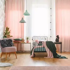 Ein gemütliches Jugendzimmer mit Bett, Sessel und Schreibtisch. Hier kann man Ideen für ein Jugendzimmer selber bauen umsetzen.
