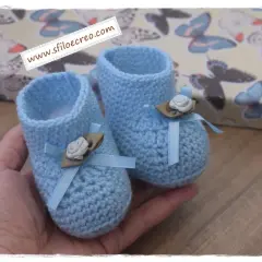 Schemi scarpine neonato uncinetto facilissime. Deliziose scarpine azzurre all'uncinetto, perfette per un bebè, con fiocco e fiorellino.