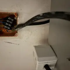 Instalacja elektryczna: jak podłączyć piekarnik bez wtyczki. Widoczne przewody w puszce instalacyjnej i gniazdko.