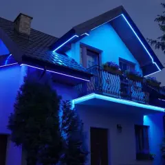 Elegancki dom nocą, podkreślony błękitnymi listwami LED zewnętrznymi, tworzącymi nowoczesną iluminację.