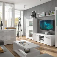 Nowoczesny salon z białymi meblami i dużym oknem. Wykusze w salonie aranżacje to marzenie wielu, a ta przestrzeń pokazuje, jak je zrealizować.