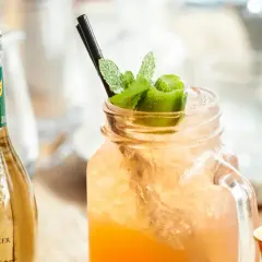 Napój Schweppes: Odkryj smaki i idealne połączenia do drinków