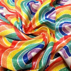 Tissu lycra déf. aux couleurs arc-en-ciel, scintillant et drapé, évoquant la joie et la célébration.