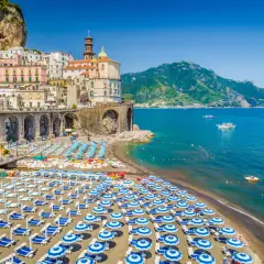 Widok na plażę w Amalfi, idealne miejsce na odpoczynek po podróży z Neapolu.