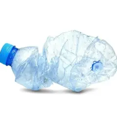 Bouteille plastique réutilisable, écrasée, avec un bouchon bleu. Le plastique froissé suggère un danger potentiel pour l'environnement.